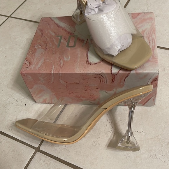 Cute clear heeled clear strap shoes size 8 - Picture 2 of 3